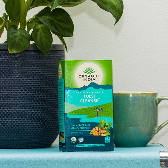 Organic India BIO Tulsi Tea by Herbalistas, caffeine-free cleanse tea in 25 infusion bags, featuring fresh herbal tea leaves and packaging.